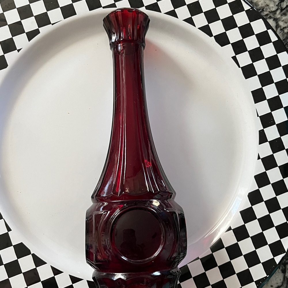 RED GLASS VASE AVON WINE BURGUNDY CAPE COD STYLE 1876 DECANTER PERFECT CONDITION